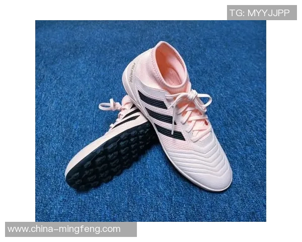 足球明星穿蓝色足球鞋的精彩瞬间与时尚搭配解析